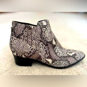 Unisa Snake Print Ankle Boots - Size 8. Zipper.  Like New!